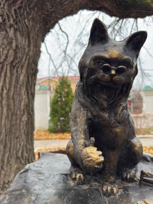 Скульптуру Кота учёного во дворе РГУ повредили