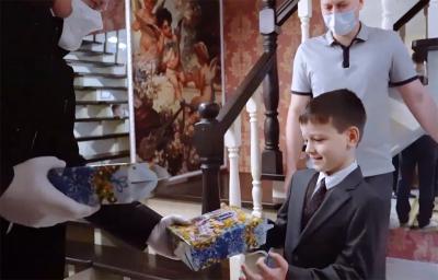 Николай Любимов подарил юному рыбновцу ёлку