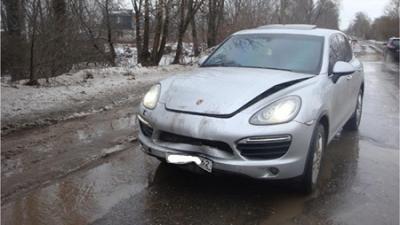 На улице Большой Рязани Porsche пнул Renault 