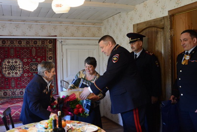 Николай Пилюгин поздравил ветерана МВД России