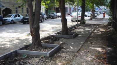 На улице Пожалостина в Рязани приводят в порядок пешеходную зону