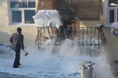 Гигантская сосуля разрушила одну из рязанских крыш