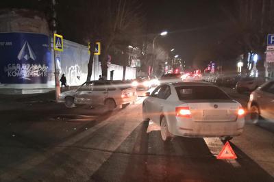 На улице Введенской ВАЗ-2114 столкнулся с Scoda Octavia, постадала женщина