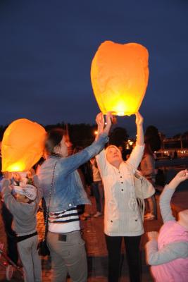 Более трёхсот рязанцев одновременно запустили китайские фонарики
