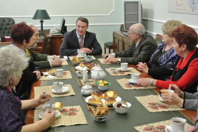 Накануне Дня Конституции Аркадий Фомин встретился с ветеранами