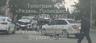В центре Рязани столкнулись три автмобиля, один перевернулся