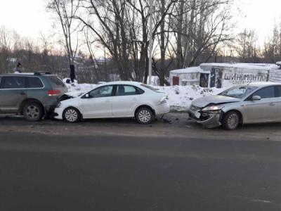 В столкновении трёх иномарок на улице Братиславской пострадал молодой парень