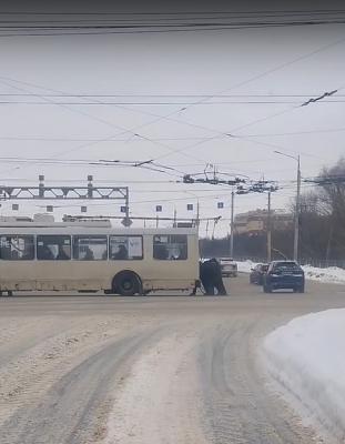 В Рязани засняли людей, толкающих троллейбус