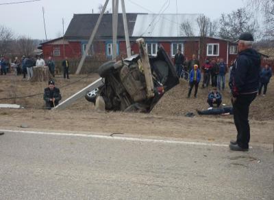 Два человека погибли в результате столкновения BMW со столбом в Туме