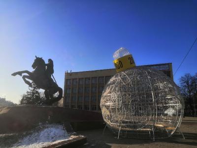 В центре Рязани вырос ёлочный шар