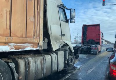 На трассе М5 близ Рыбного столкнулись две фуры