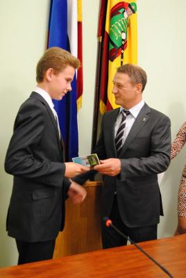 Аркадий Фомин вручил паспорта школьникам Пронского, Рыбновского и Рязанского районов