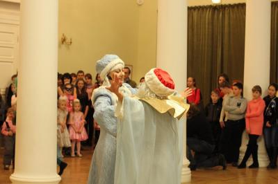 Артисты Музыкального театра подарили новогоднее настроение маленьким рязанцам