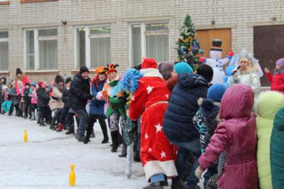 Рязанцы поиграли на снегу с Дедом Морозом и Снегурочкой