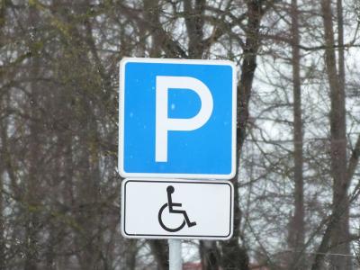 В Рязани привлекли к ответственности УК, не создавшую парковки для инвалидов