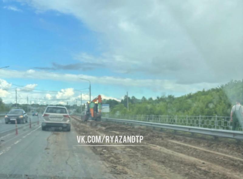 На Северной окружной дороге в Рязани из самосвала вывалился грунт