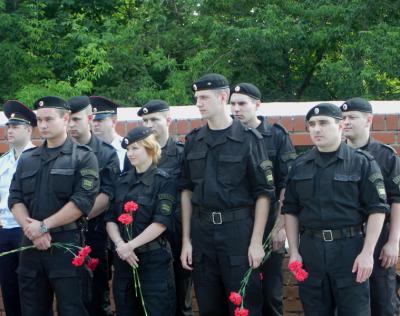 Судебные приставы возложили цветы на аллее славы Рязани