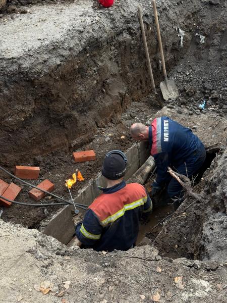 В Рязани устраняют повреждение на теплосети на улице Бронной