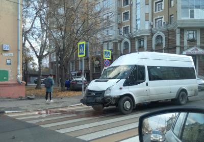 В центре Рязани лоб в лоб столкнулись маршрутка и такси