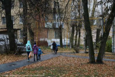 На улице Телевизионной в Рязани сделали парковку и тротуар