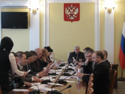 Для решения вопроса о сносе аварийных деревьев горожане должны направить заявление заместителю главы администрации Рязани