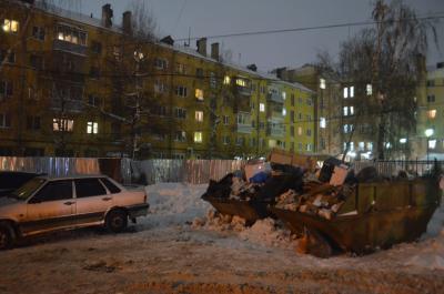 Гору мусора у ТРЦ «Малина» убрали