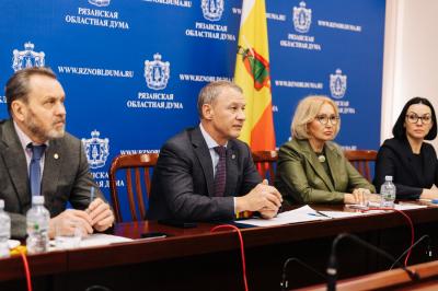 В Рязоблдуме обсудили поддержку семей с детьми