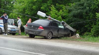 В селе Поляны легковушка сбила фонарный столб