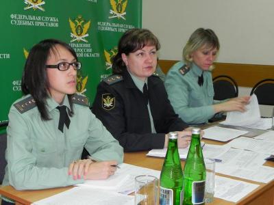 Рязанские судебные приставы пообщались с коллегами из ЦФО по видео