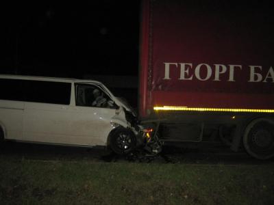 В Рязани фургон врезался в стоящую фуру