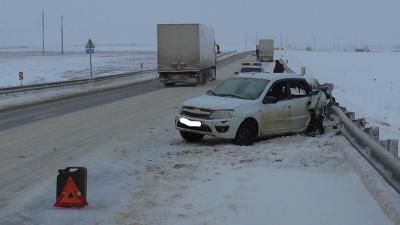 Под Михайловом легковушка влетела в фуру, пострадали три человека