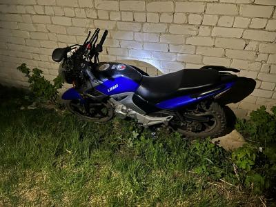 Под Скопином Nissan Qashqai не уступил дорогу мотоциклу, пострадали байкер и его пассажир