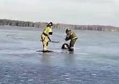Появились подробности спасения мужчины на озере Белом в Клепиковском районе