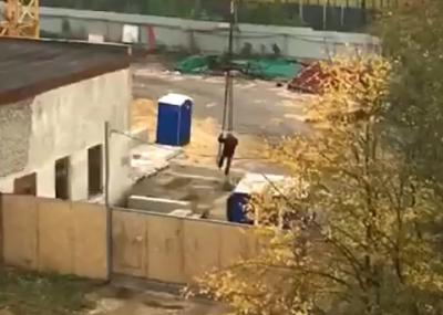 В Рязани сняли на видео рабочих, катавшихся на крюке башенного крана