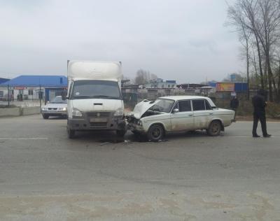 На улице Рязанской «Газель» протаранила «шестёрку»