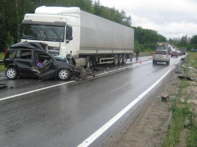 В Рязанской области фура уничтожила легковой Ford