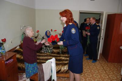 Сотрудники рязанского Следственного комитета поздравили ветеранов с предстоящим праздником Победы