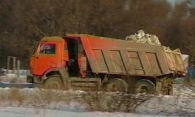 Пляж у Орешка превращается в свалку грязного снега