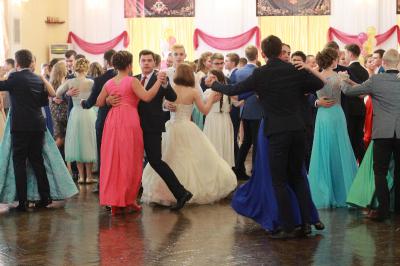 Для рязанских медалистов дали губернский бал