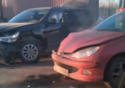 На Ряжском шоссе столкнулись две иномарки