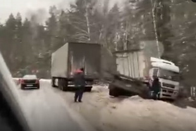 В Клепиковском районе фура вылетела с дороги