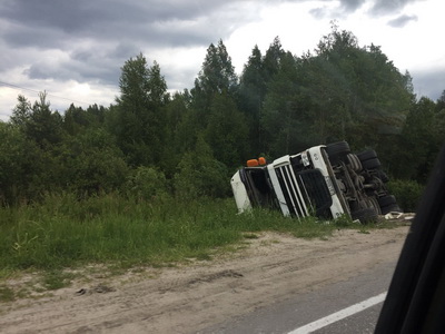 В Клепиковском районе с трассы вылетела фура из Белоруссии