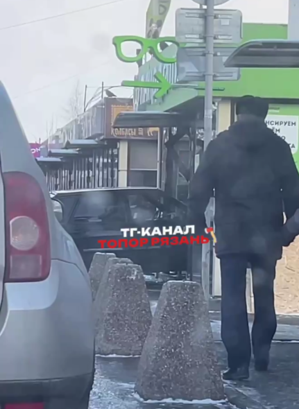 В Канищево автомобиль влетел в магазин