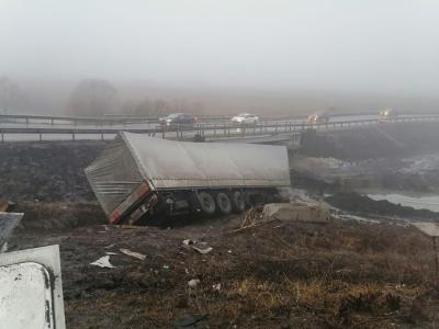 Под Ряжском фура вылетела в кювет, водитель погиб