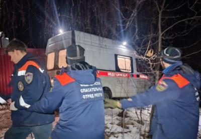 Волонтёры помогли вызволить застрявший автомобиль скорой помощи в Турлатово