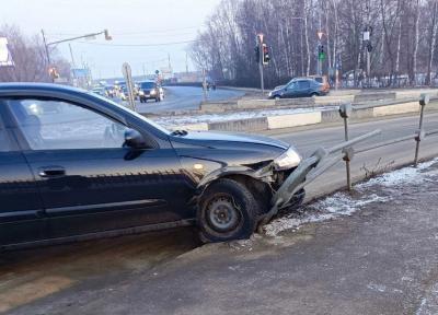 В Рязани Nissan врезался в ограждение после ДТП