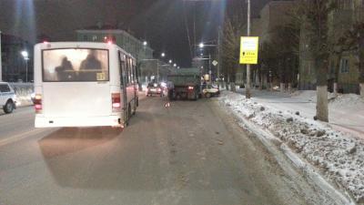 В центре Рязани грузовик не заметил легковушку