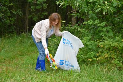 С берегов Ласковского озера убрали более тонны мусора
