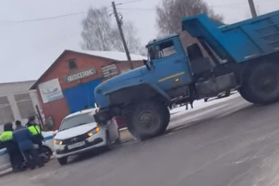 В Касимове самосвал врезался в легковушку