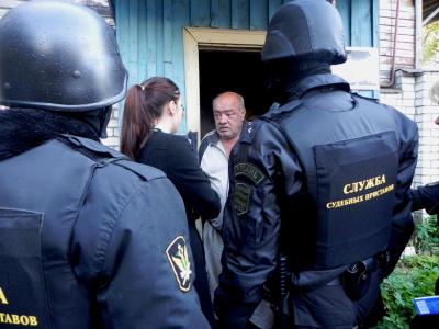 При выселении из дома рязанец оказал сопротивление судебному приставу